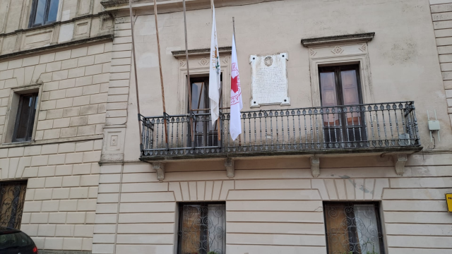 Giornata mondiale della Croce Rossa. Esposta la bandiera al Palazzo municipale