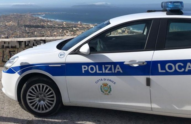 Abbandono rifiuti ad Erice: la Polizia Municipale confisca un autoveicolo