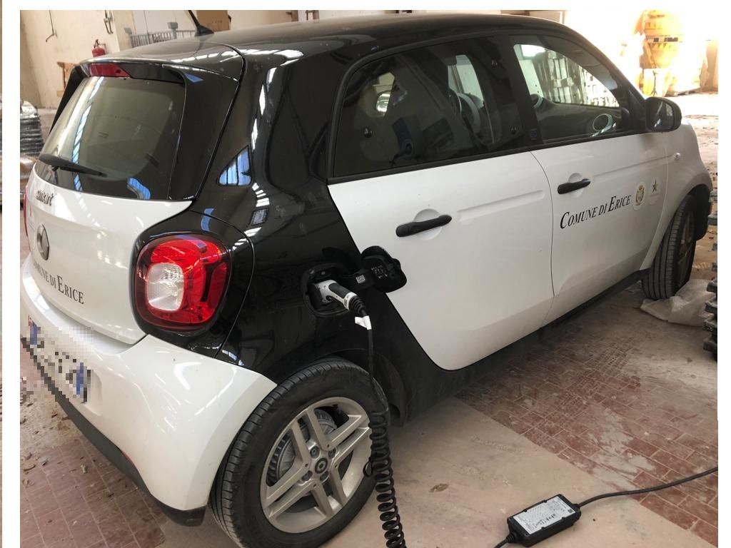 Autorizzata la sosta gratuita negli stalli blu per auto full electric