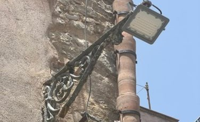 Lanterne del centro storico. “Installati faretti provvisori in attesa del restauro”