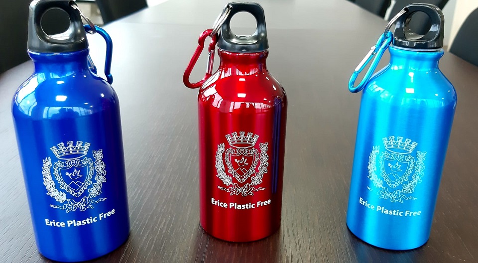 Erice plastic free – Stop alle bottiglie di plastica nelle scuole: 3.500 borracce in alluminio per gli studenti delle scuole di Erice