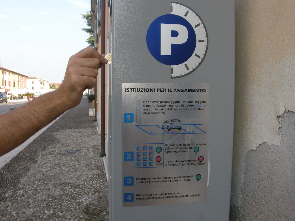 Prorogata la sospensione del pagamento per la sosta su strisce blu. Cimitero aperto al pubblico