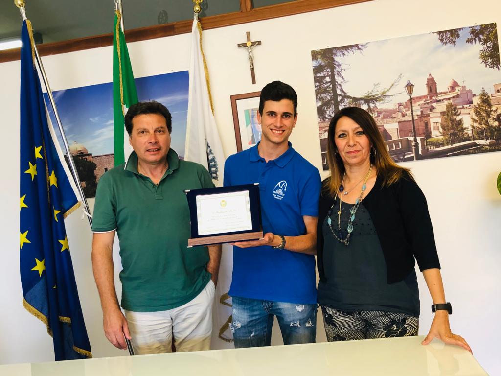 Consegnata una targa a Balduccio Ferlito, giovane ericino a difesa degli animali
