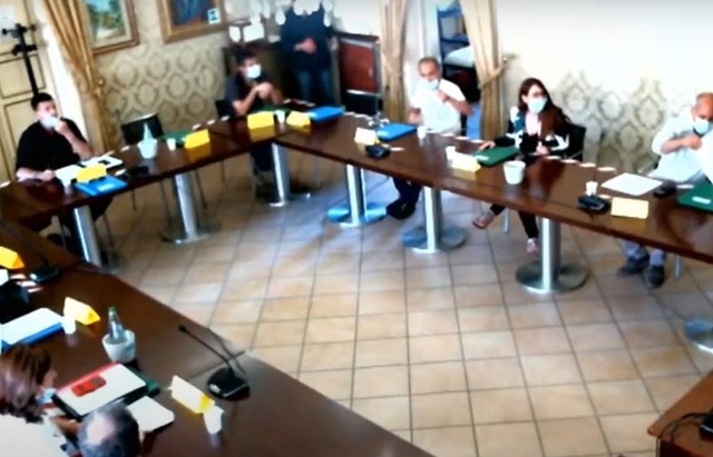 Oggi pomeriggio si riunisce il Consiglio comunale. Giovedì mattina nuova riunione