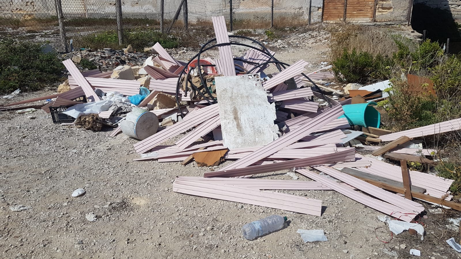 Ancora rifiuti abbandonati nel territorio. Assessore Di Marco: «Chiedo la collaborazione dei cittadini. Aumenteremo controlli e sanzioni»