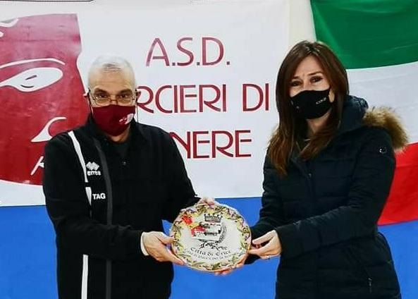 Trofeo Città di Erice, l’Amministrazione dona un piatto in ceramica all’Asd Arcieri di Venere