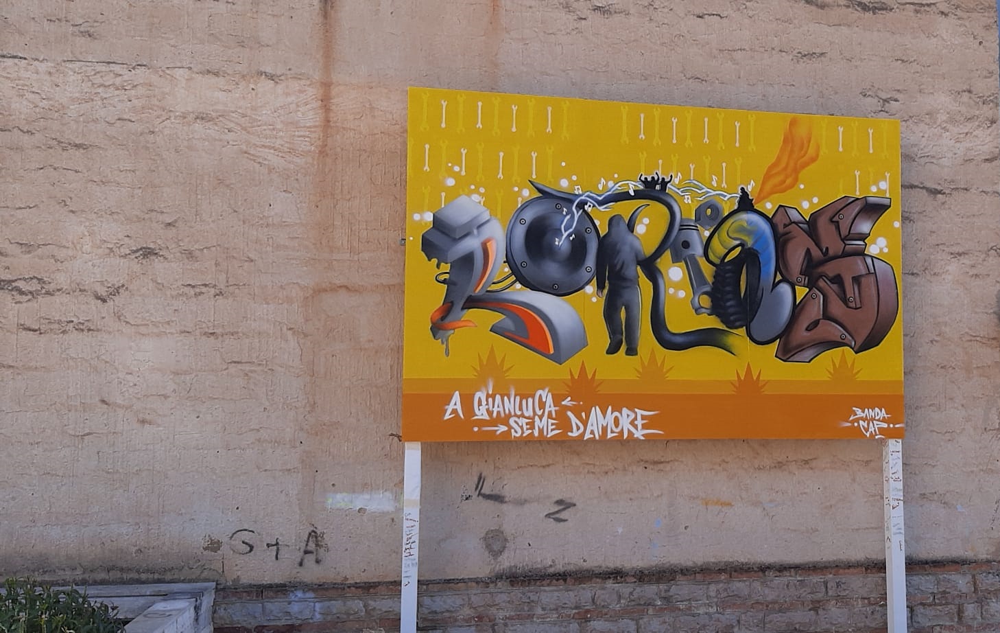 Una targa ed un murales in Piazza Vittime della Strada dedicati ad un giovane prematuramente scomparso