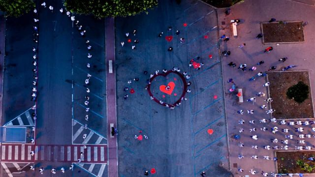 Piazza Pertini: ieri grande partecipazione al flash mob “100 Luci per Denise”