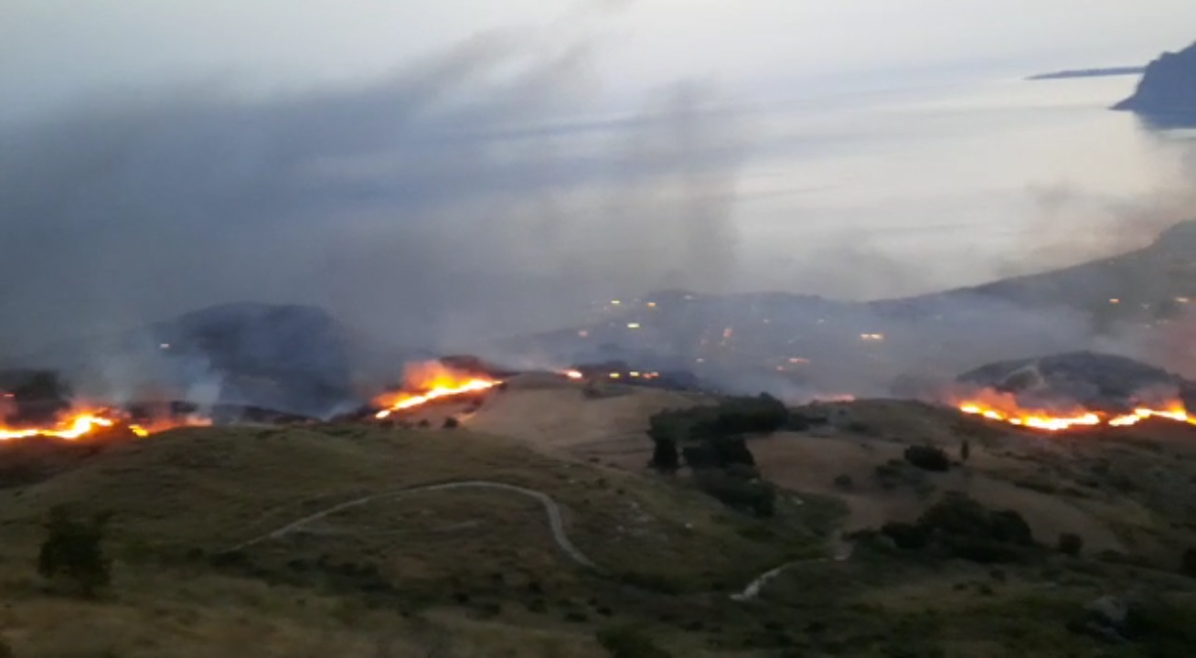 Incendio ad Erice. Sindaca Toscano: «Immagini devastanti, mano criminale. Grazie a chi si è adoperato»