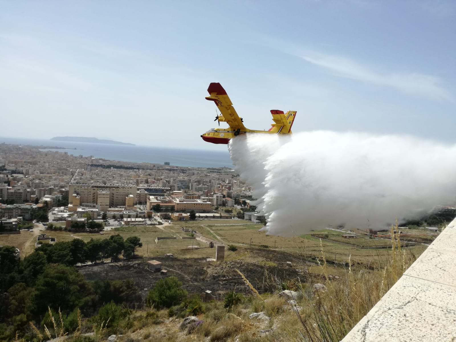 Incendio sulla montagna di Erice: situazione sotto controllo, riaperta la strada Provinciale